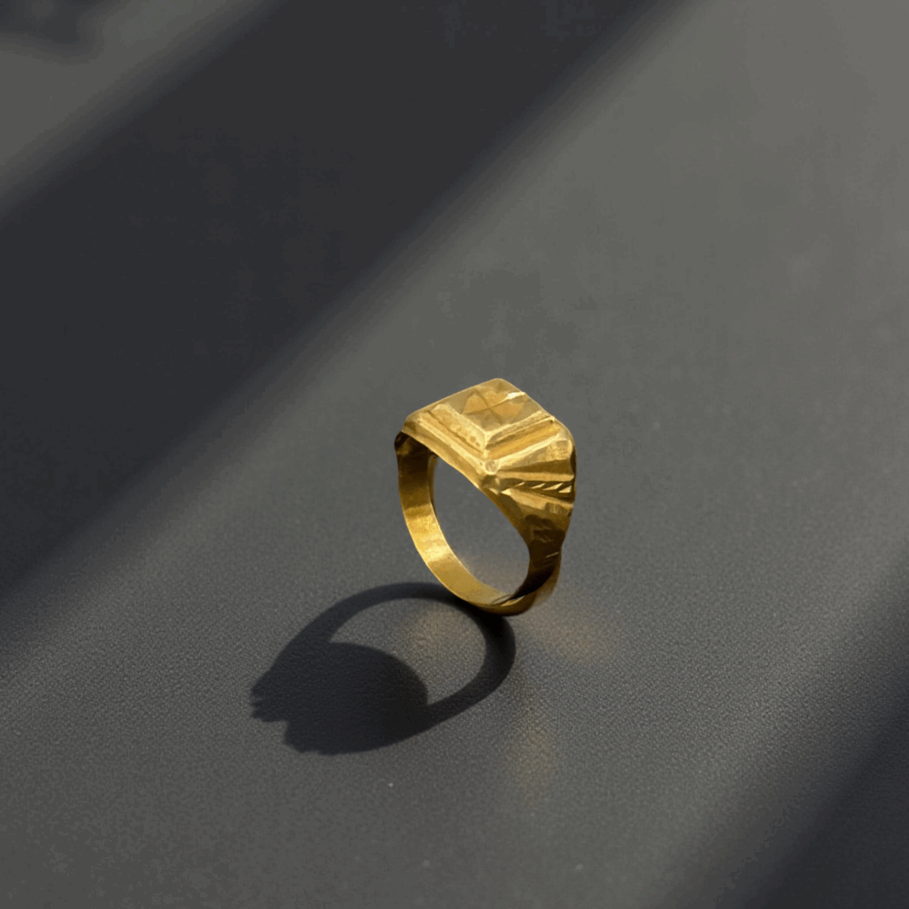 Pyramid Signet